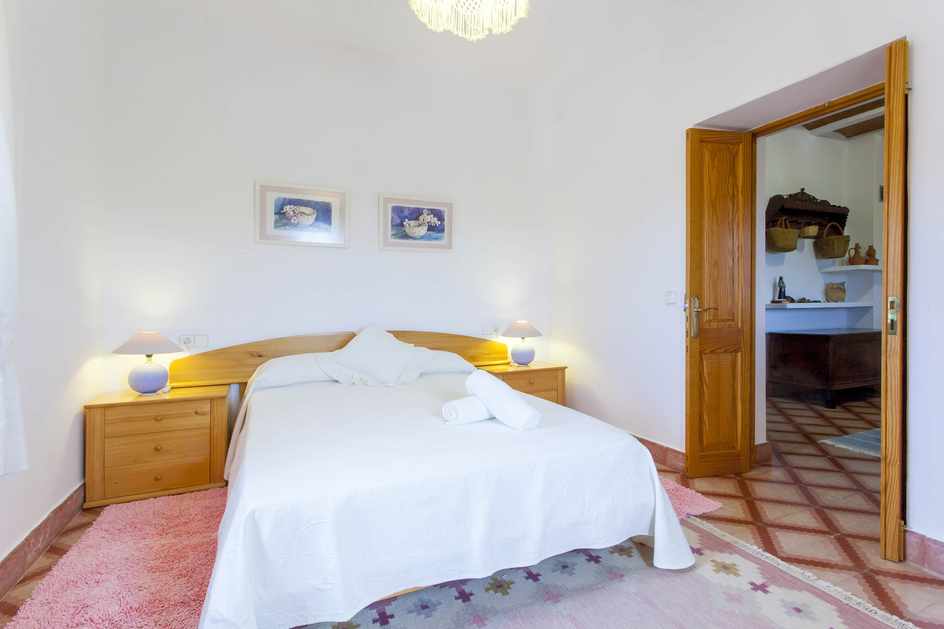 Habitación cama matrimonio en una villa en Ibiza